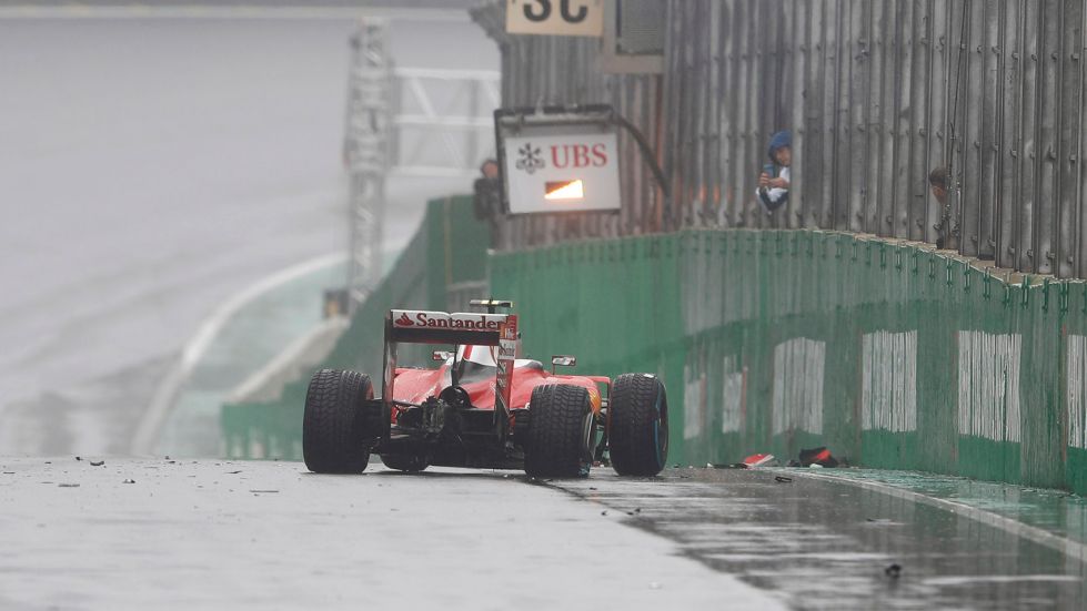 Räikkönen kleunde hard de muur in.